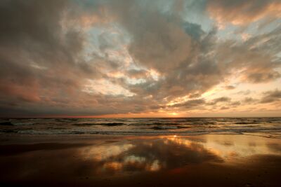 Imposante zonsondergang aan het Texelse strand