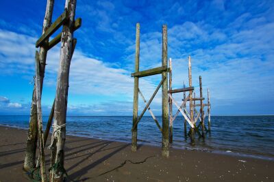 De steiger van het waddenveer in de winter