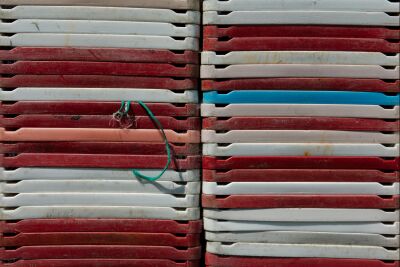 Rode, witte en een blauwe krat