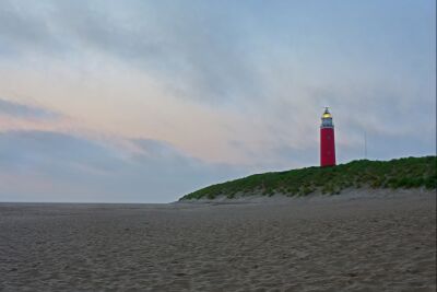 Het brede strand bij de vuurtoren van Texel bij avond