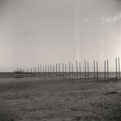 De steiger van het waddenveer gefotografeerd met een oude camera