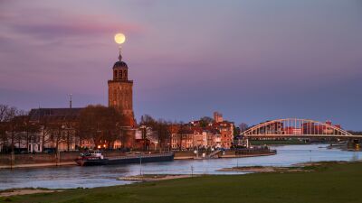 Deventer skyline met supermaan