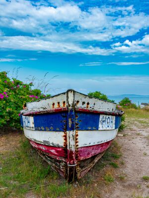 Een oude vissersboot bij het strand