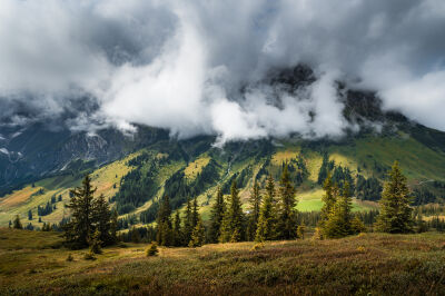 Bergtoppen verstopt in de wolken