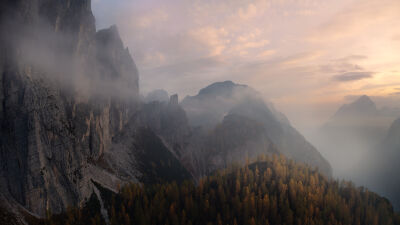 Panorama met de drone in de Italiaanse Dolomieten tijdens zonsondergang.