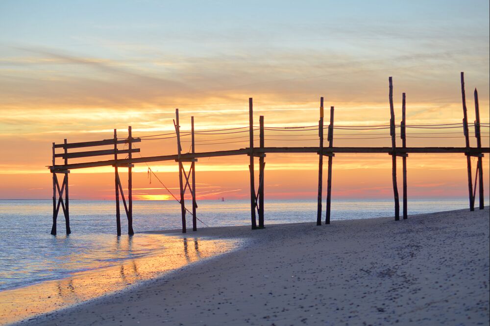 Zonsopkomst bij de steiger van het Waddenveer bij Kaap Noord op Texel