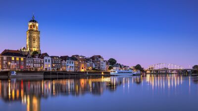 De skyline van Deventer in het blauwe uur