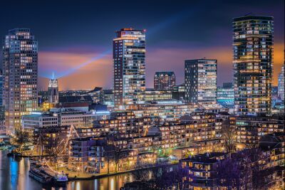 Spectaculaire nachtelijke skyline van Rotterdam met verlichte gebouwen