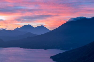 Silhouetten van vulkanen bij de opkomende zon