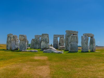 Stonehenge unter strahlend blauem Himmel