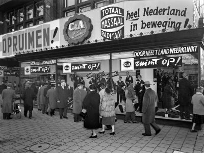 C&A clearance sale – A bustling Shopping street in the past