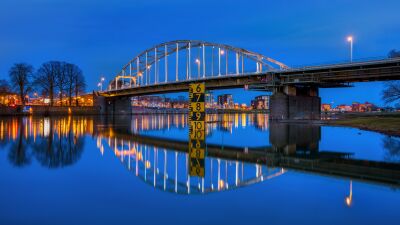 Wilhelminabrug in Deventer in het blauwe uur