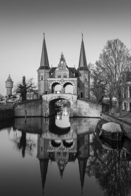 De Waterpoort in Sneek in zwart wit