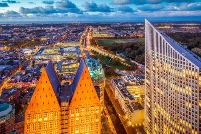 Panorama en skyline van Den Haag bij zonsondergang vanuit vogelperspectief