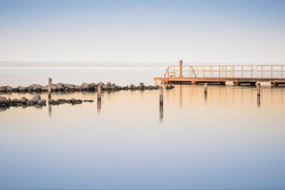 Het serene Grevelingenmeer bij zonsondergang