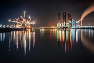 Industriële nachtfotografie van de haven met reflecties op het water