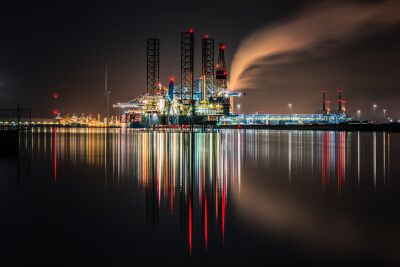 Industriële nachtfotografie van de Rotterdamse Haven met reflecties