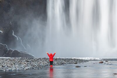 Blije dreumes bij waterval
