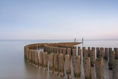 Golfbrekers bij zonsopkomst in Breskens