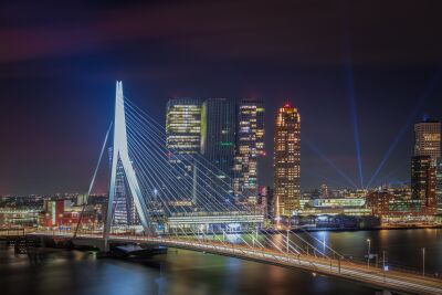 Nachtelijke skyline van Rotterdam met verlichte Erasmusbrug