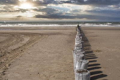 Cadzand-bad strand de zee, de horizon en paalhoofden