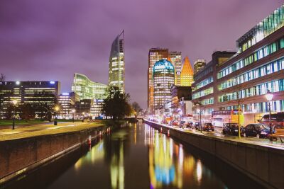 Centrum van de macht bij nacht // Den Haag