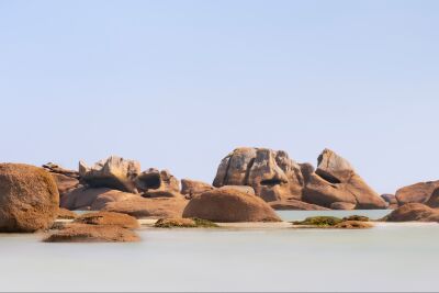 Rotsen in zee aan de Roze Granietkust in Frankrijk II
