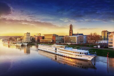 aangezicht van Arnhem met schepen aan de Rijn
