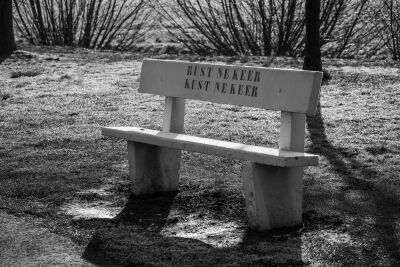 Rust bankje langs de weg