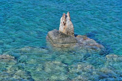 Een rotspunt bij in de middellandse zee bij Imperia