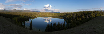 Kluane Lake Yukon, panorama meer met wolk in het avondlicht