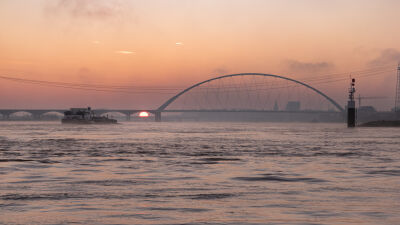 Zonsopkomst hoog water Waal
