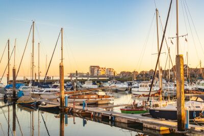 Yerseke, de jachthaven en het dorp, tijdens het gouden uur