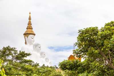 Witte Buddha in de gebergte