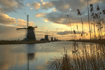 De zon komt op over Kinderdijk