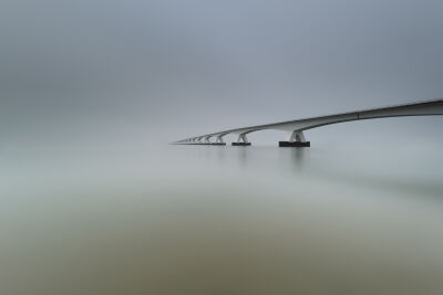 Zeelandbrug opgaand in de mist