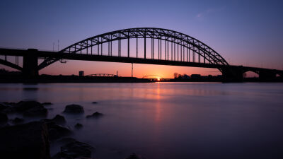 Zonsondergang Waalbrug