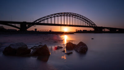 Zonsondergang Waalbrug
